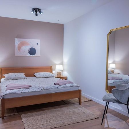 Apartman Rose-2025 Renovated Garden View โปเรช ภายนอก รูปภาพ