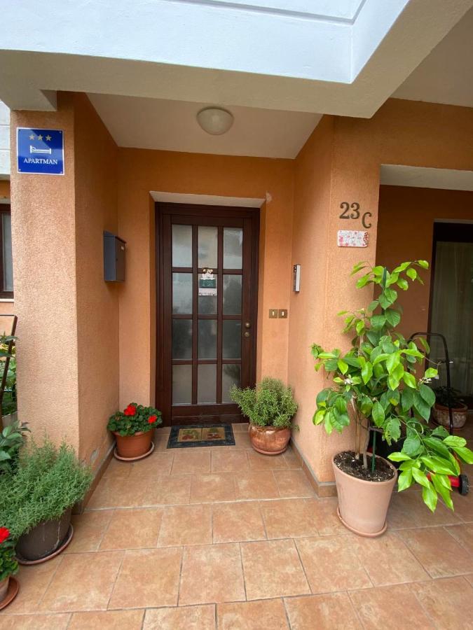 Apartman Rose-2025 Renovated Garden View โปเรช ภายนอก รูปภาพ