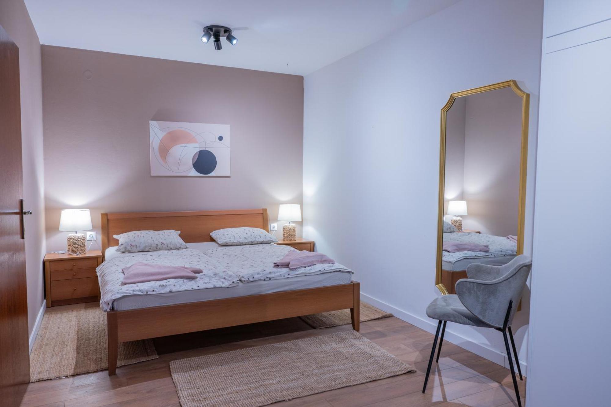 Apartman Rose-2025 Renovated Garden View โปเรช ภายนอก รูปภาพ