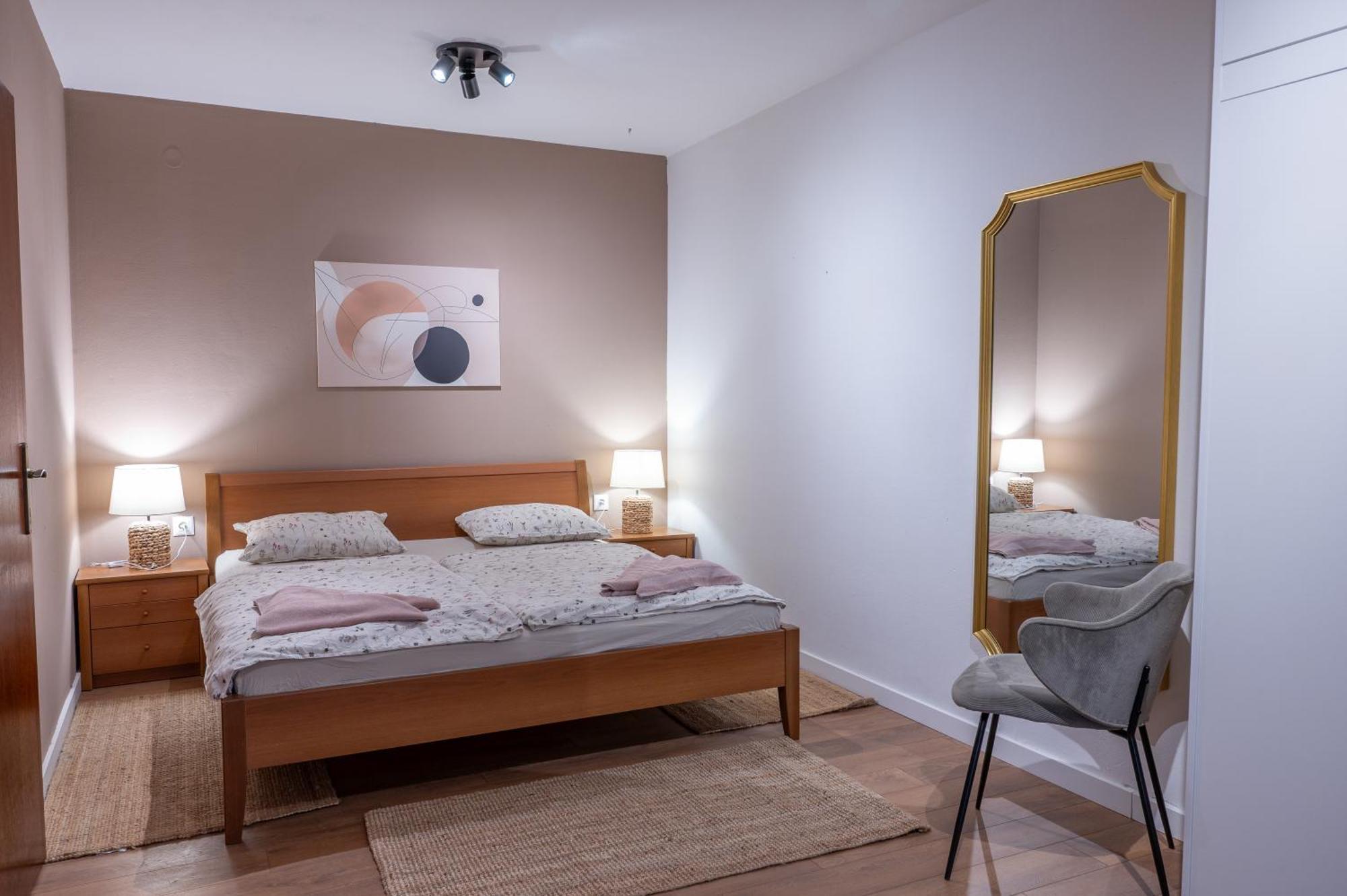 Apartman Rose-2025 Renovated Garden View โปเรช ภายนอก รูปภาพ